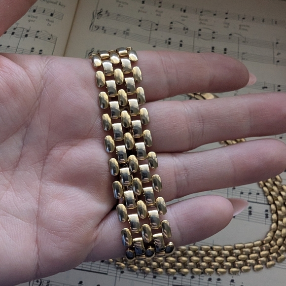 Vintage Goldtone Necklace and Bracelet Set - Picture 4 of 10